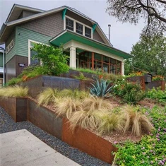 Подпорная стена из кортеновской стали с ржавой отделкой